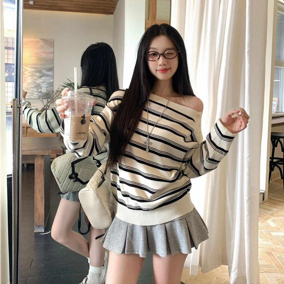 韩系撞色条纹斜领露肩长袖纽扣 软糯针织衫女宽松显瘦气质上衣
