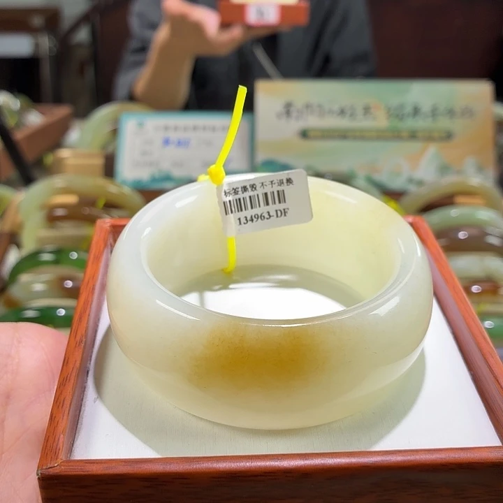 用***8未镶嵌手镯和田玉57.8