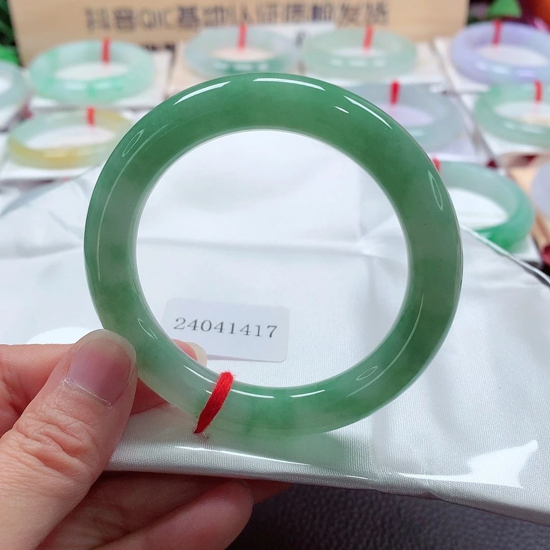 翡翠手镯（圆镯）未镶嵌天然A货翡翠手镯