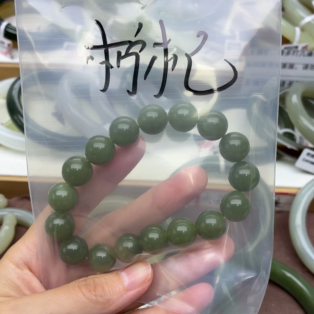 柠***。未镶嵌手镯和田玉