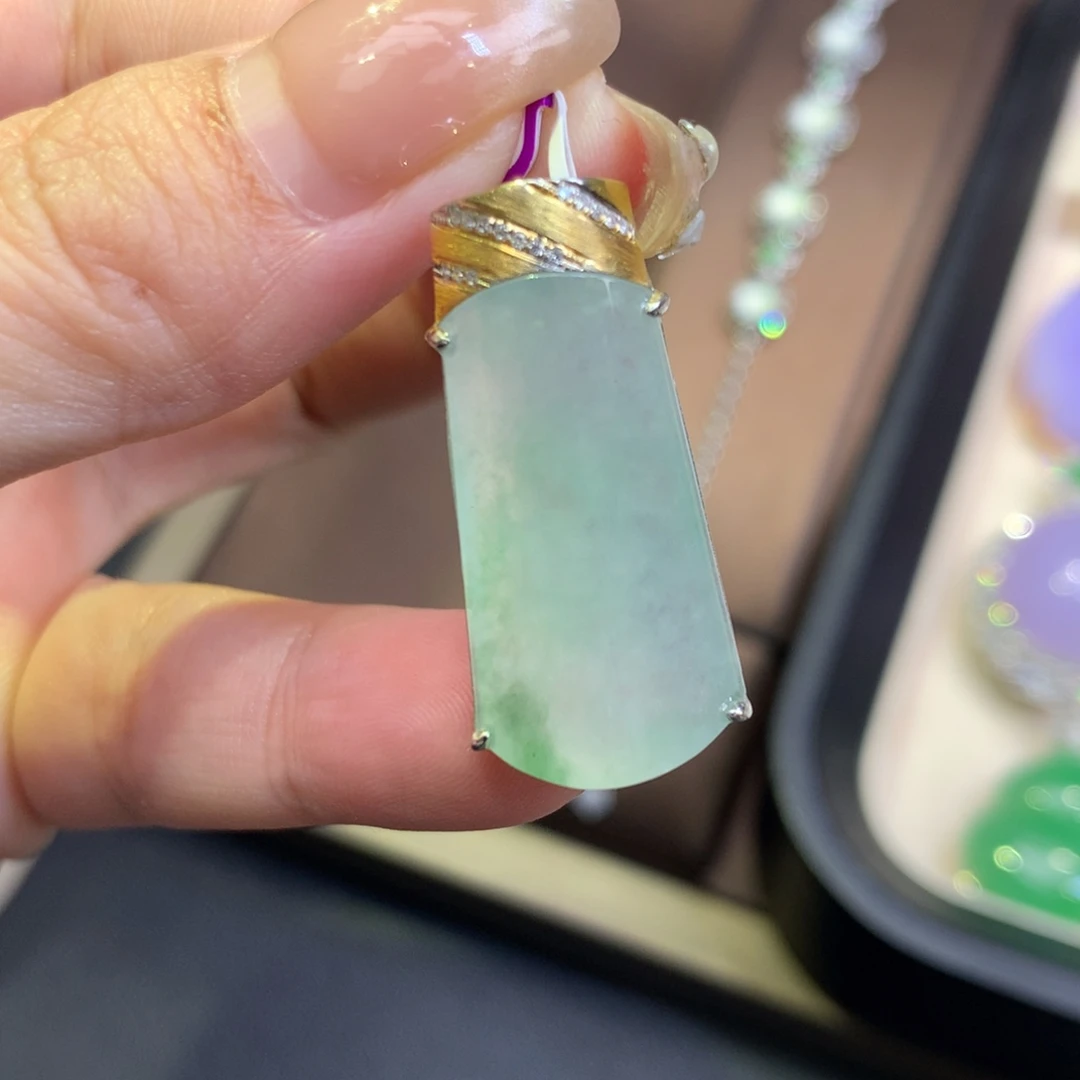 翡翠18K金镶嵌颈饰