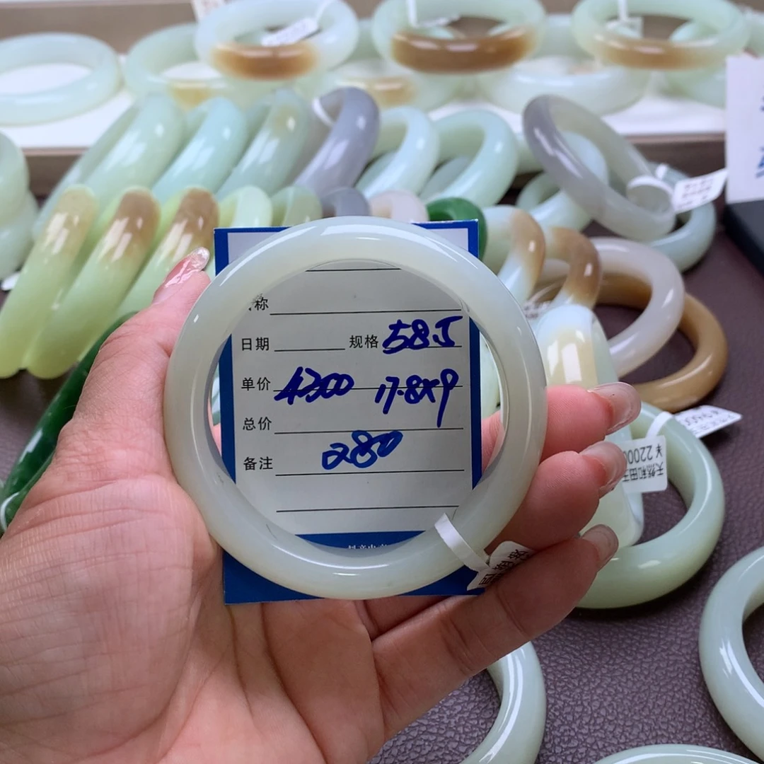 和田玉手镯未镶嵌我****笑