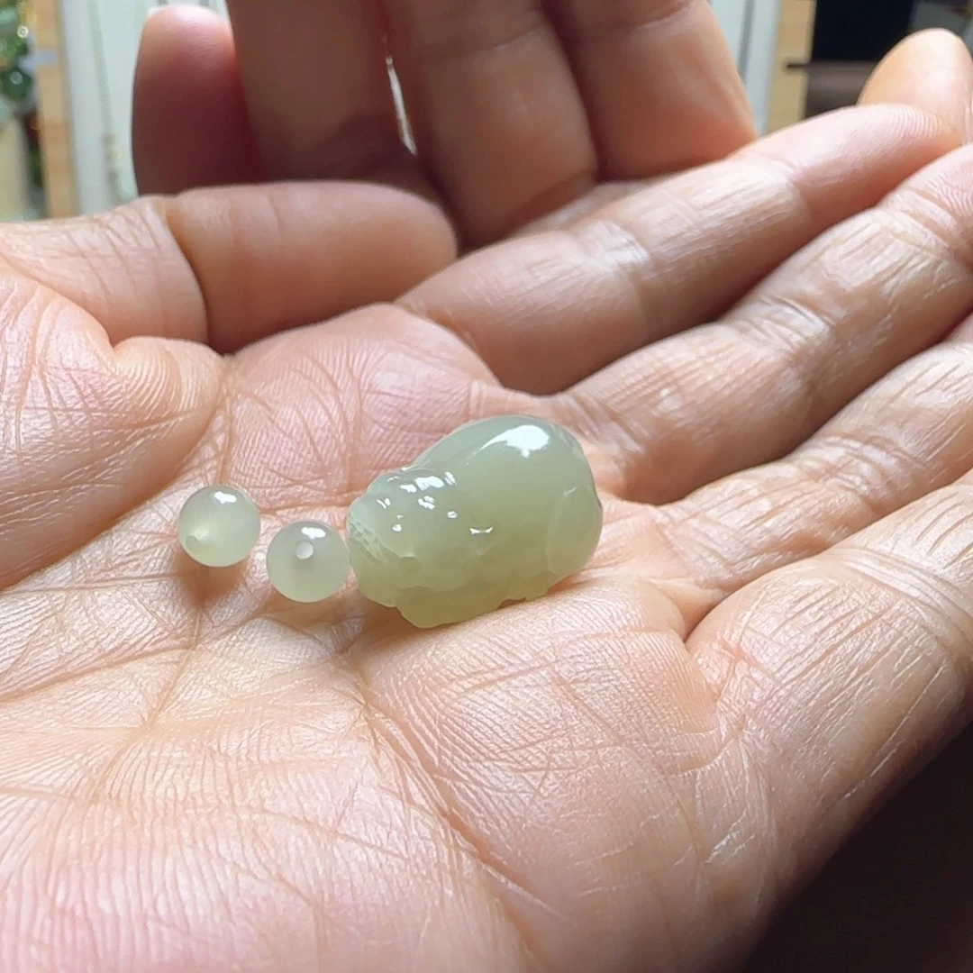 C***)和田玉未镶嵌颈饰