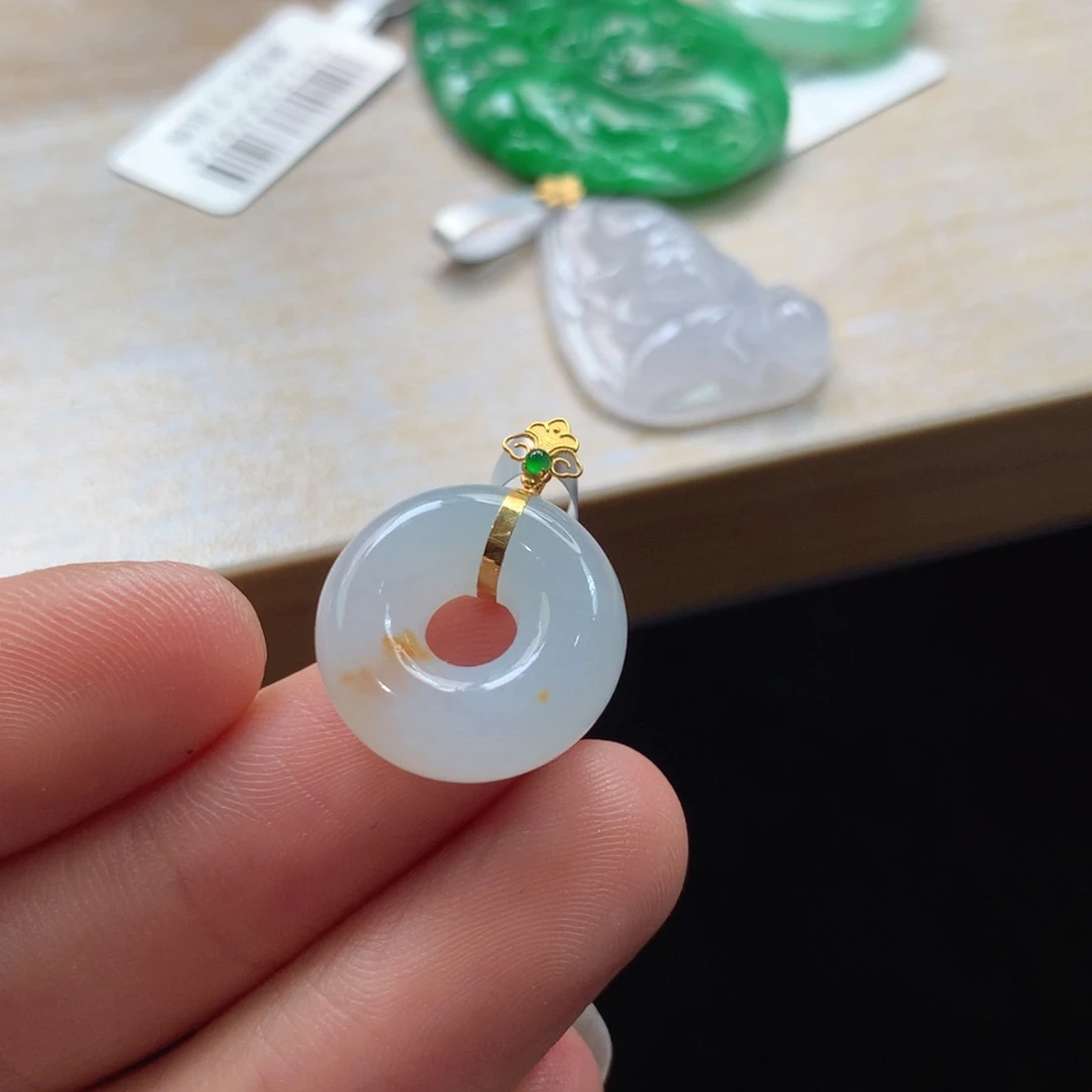 翡翠18K金镶嵌颈饰吊坠