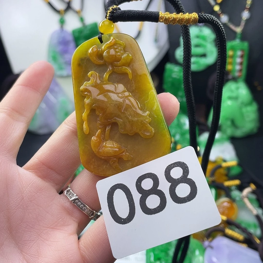 翡翠未镶嵌吊坠(赠链)