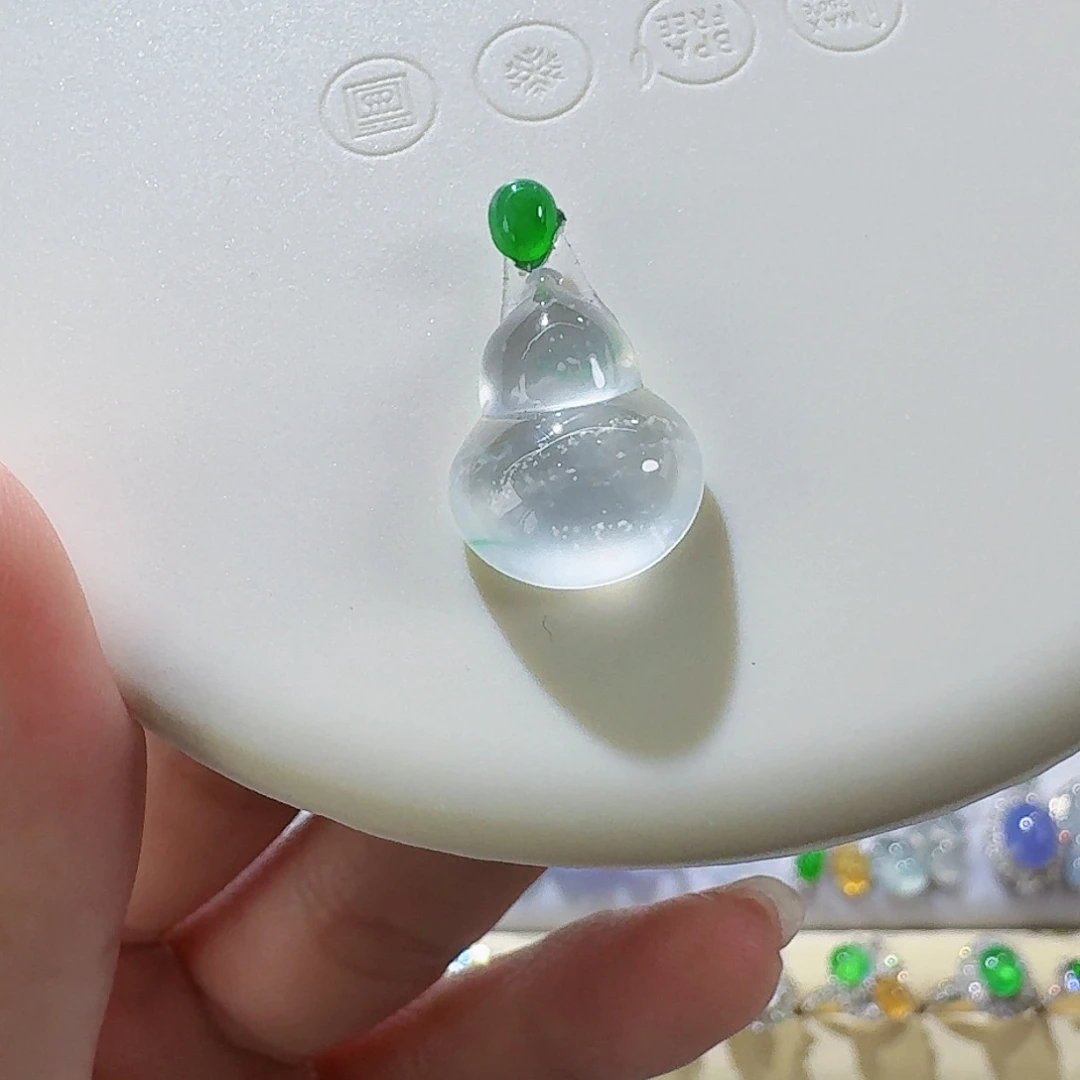 翡翠颈饰未镶嵌飘金丝阳绿葫芦