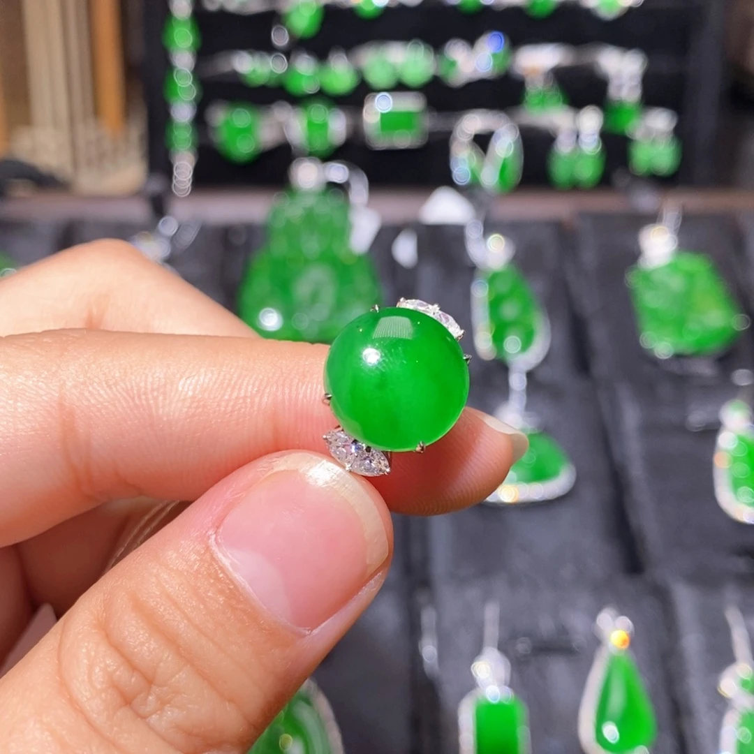 18K金镶嵌戒指翡翠天然翡翠