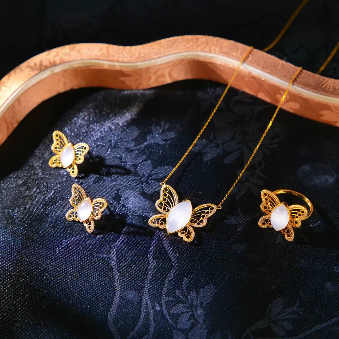 【小雨来了】18K金镶和田玉白玉蝴蝶组合套装 玉吊坠 戒指 耳钉