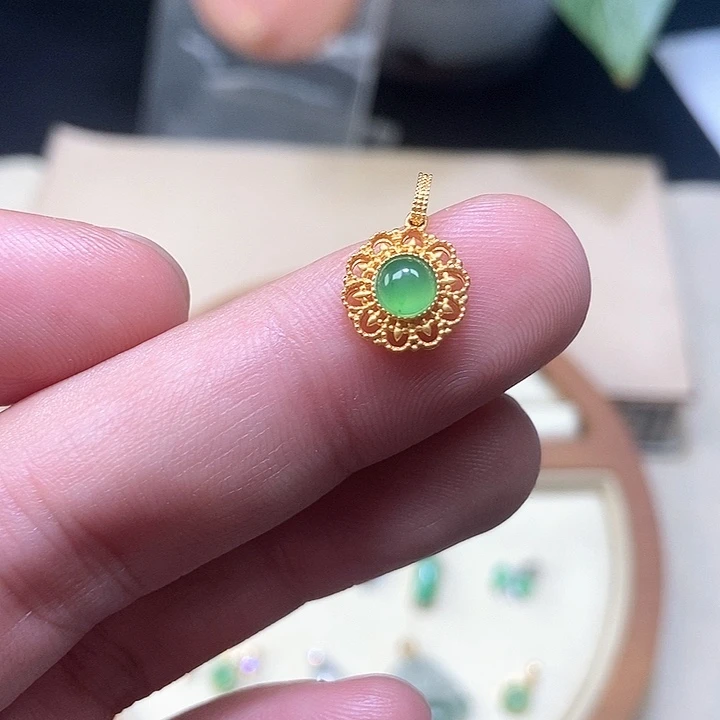 颈饰18K金镶嵌翡翠