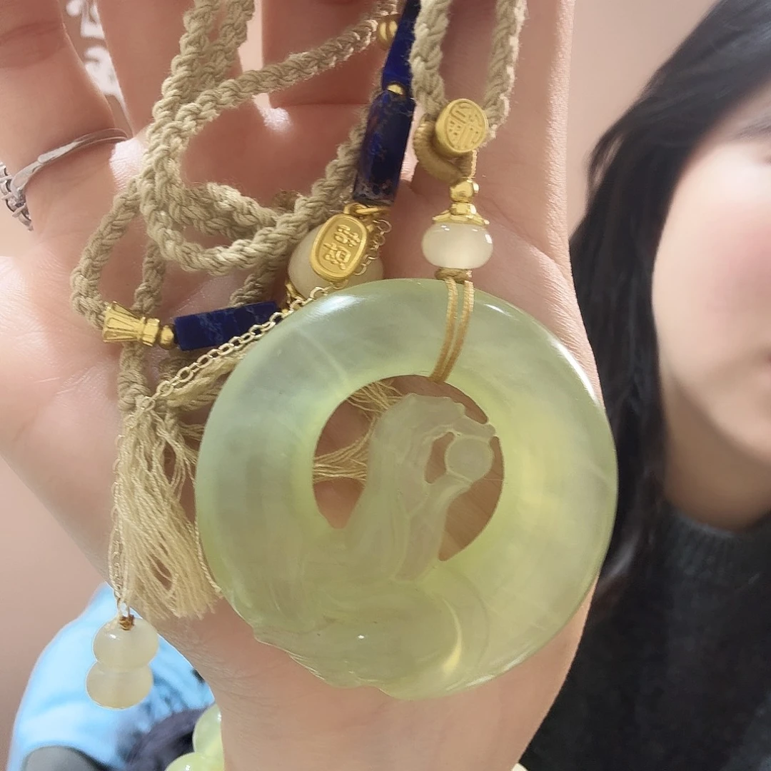 蛇纹石玉未镶嵌颈饰