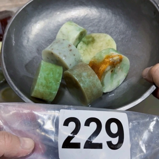 未镶嵌蛇纹石玉珠宝奇石