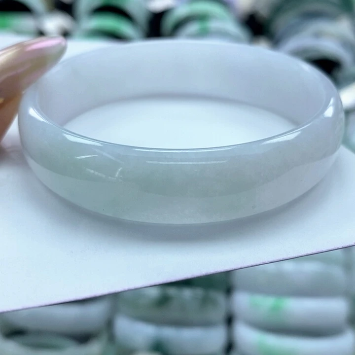 翡翠未镶嵌手镯公主