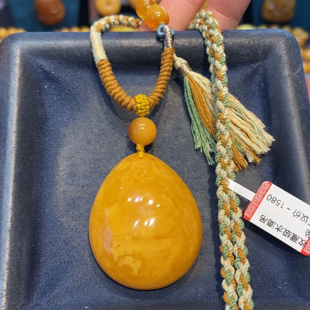 琥珀未镶嵌颈饰蜜蜡