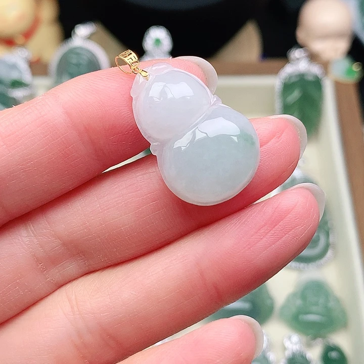 颈饰18K金镶嵌翡翠吊坠