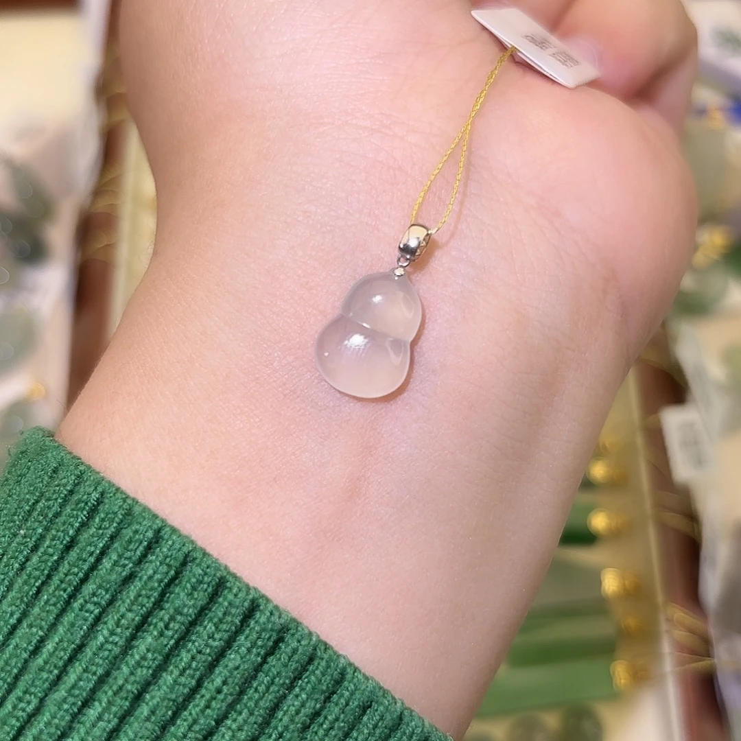 翡翠18K金镶嵌颈饰葫芦