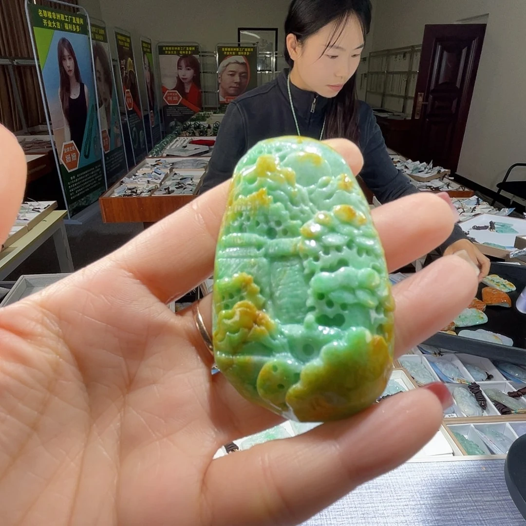 翡翠未镶嵌颈饰一个