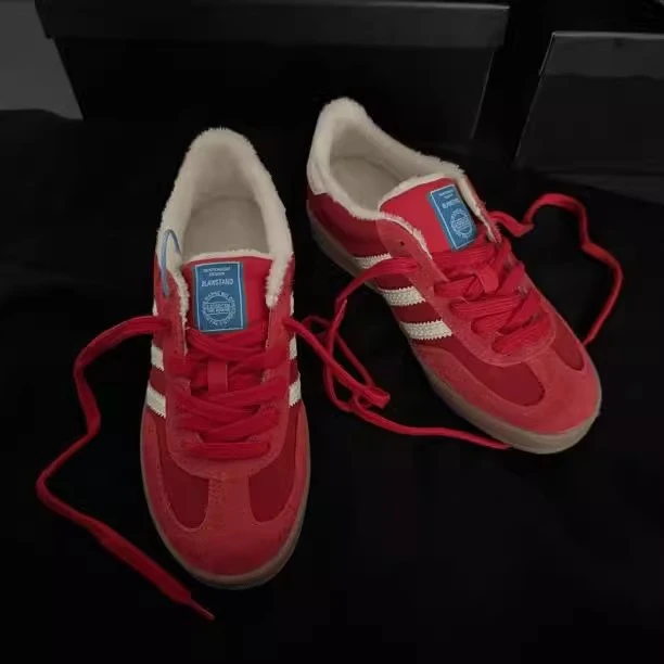 红色三条杠隐形增高5cm牛反绒厚底板鞋学生通勤神器通用德训鞋男