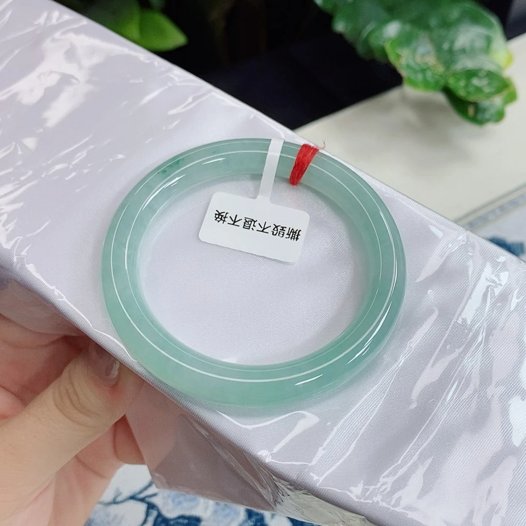 翡翠手镯未镶嵌53圆条甜绿飘花
