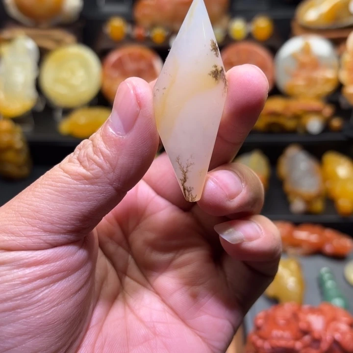 石英质玉（黄龙玉）未镶嵌颈饰