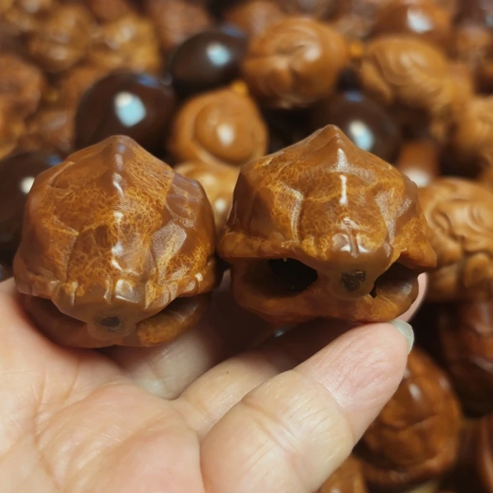 橄榄核把件运****住镂空龙脊富甲天下一对卡 37