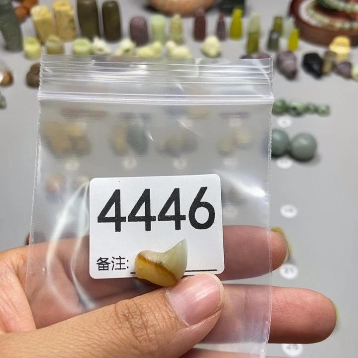 颖***子未镶嵌蛇纹石玉颈饰