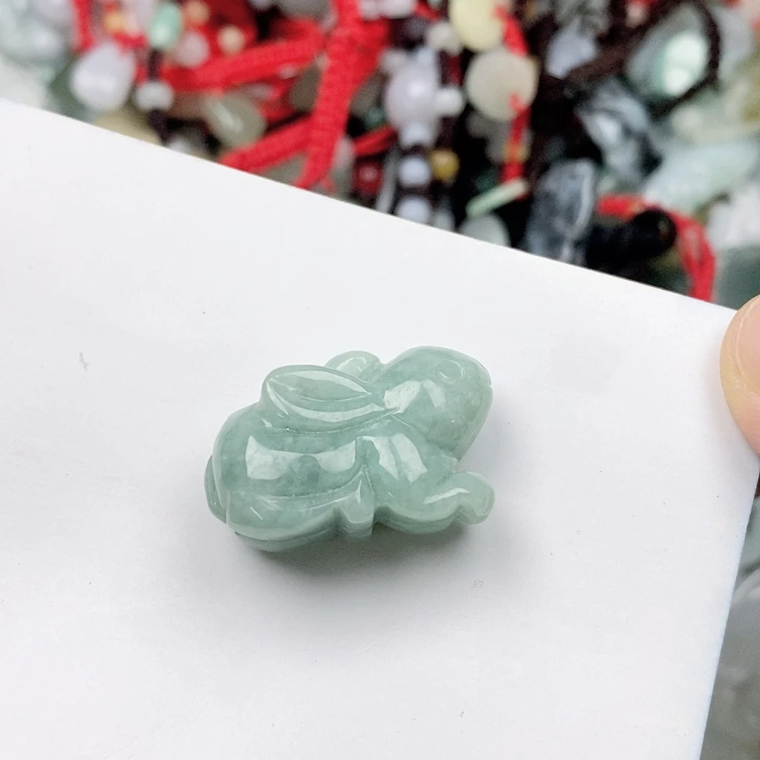 翡翠未镶嵌颈饰兔