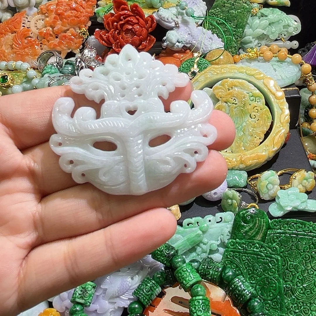 翡翠未镶嵌颈饰待编织