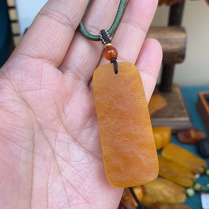 玖***季琥珀未镶嵌颈饰吊坠