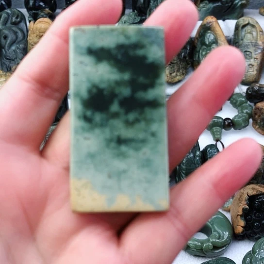 未镶嵌岫岩河磨玉（透闪石质玉）挂件