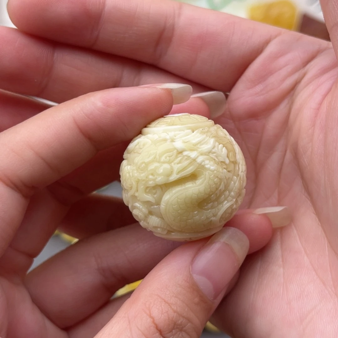 裸石琥珀未镶嵌蜜蜡雕刻龙珠白蜡卡三零