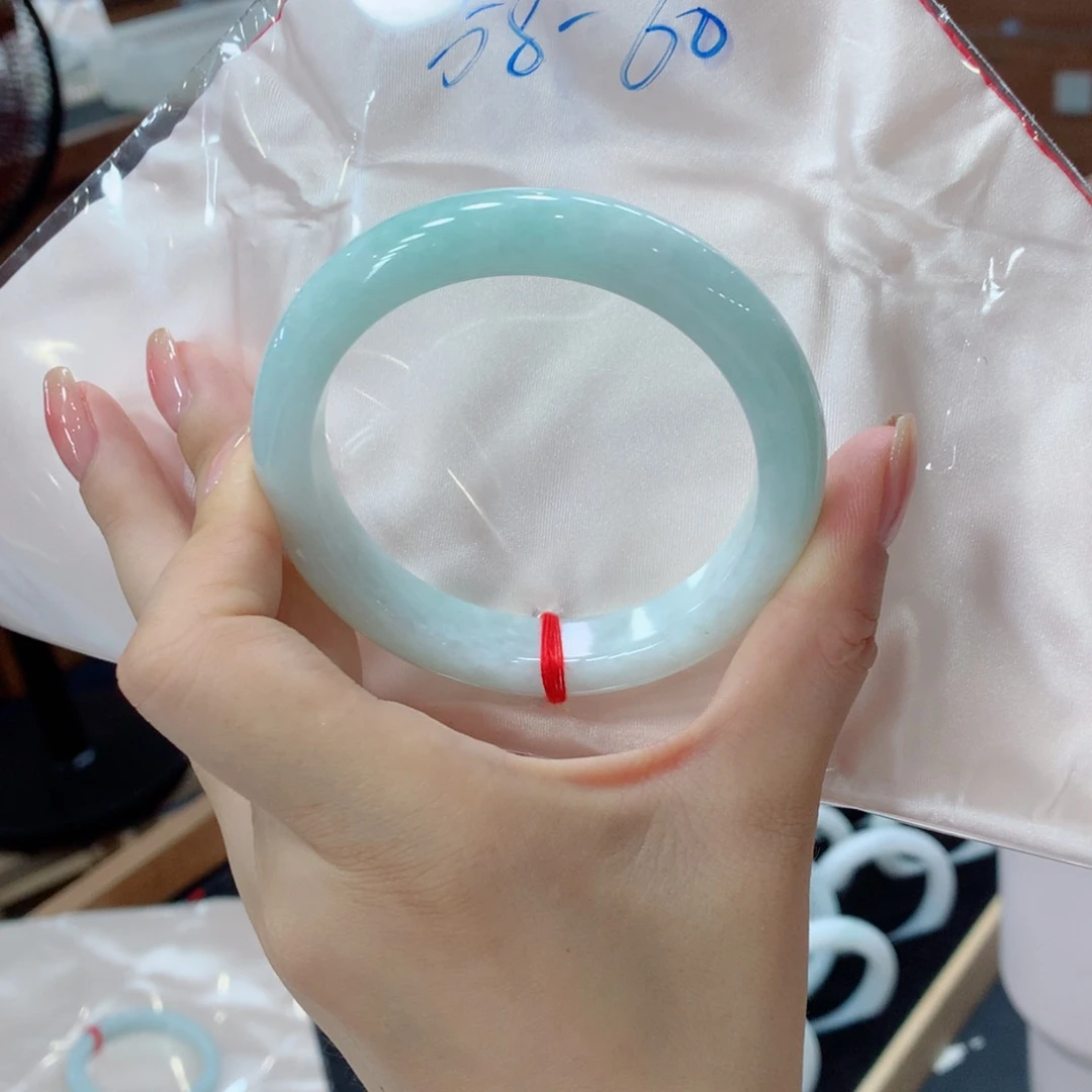 未镶嵌手镯翡翠满***?买断