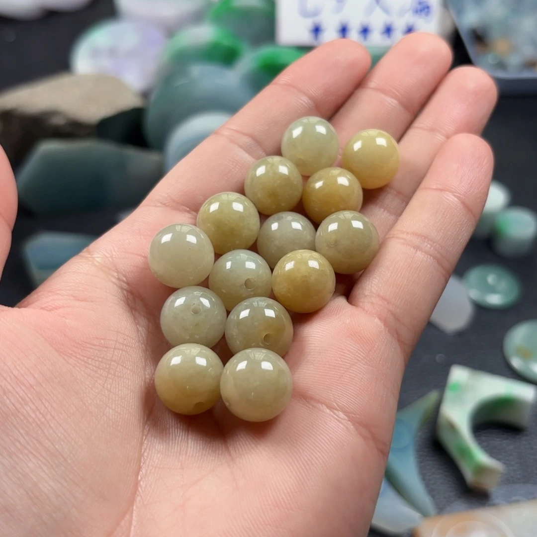 闪***闪未镶嵌手链翡翠珠子18颗，卡13