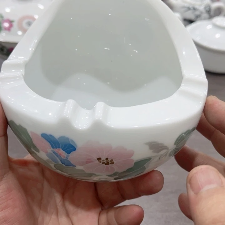 杯釉下五彩的瓷器和瓷器