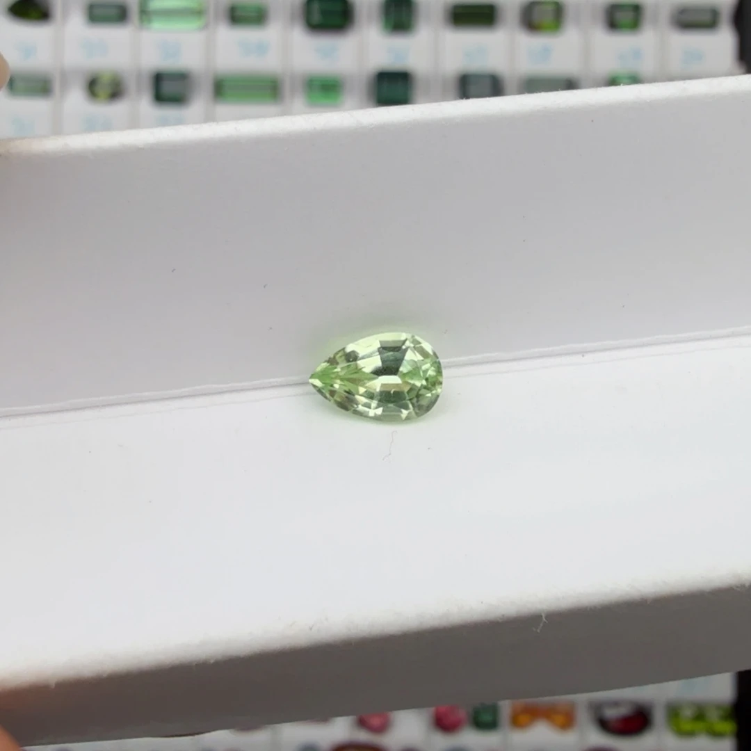 笔搁未镶嵌橄榄石天然1.05克拉