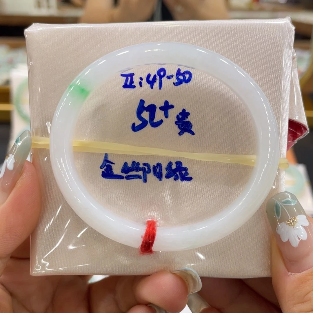 翡翠手镯未镶嵌翡翠