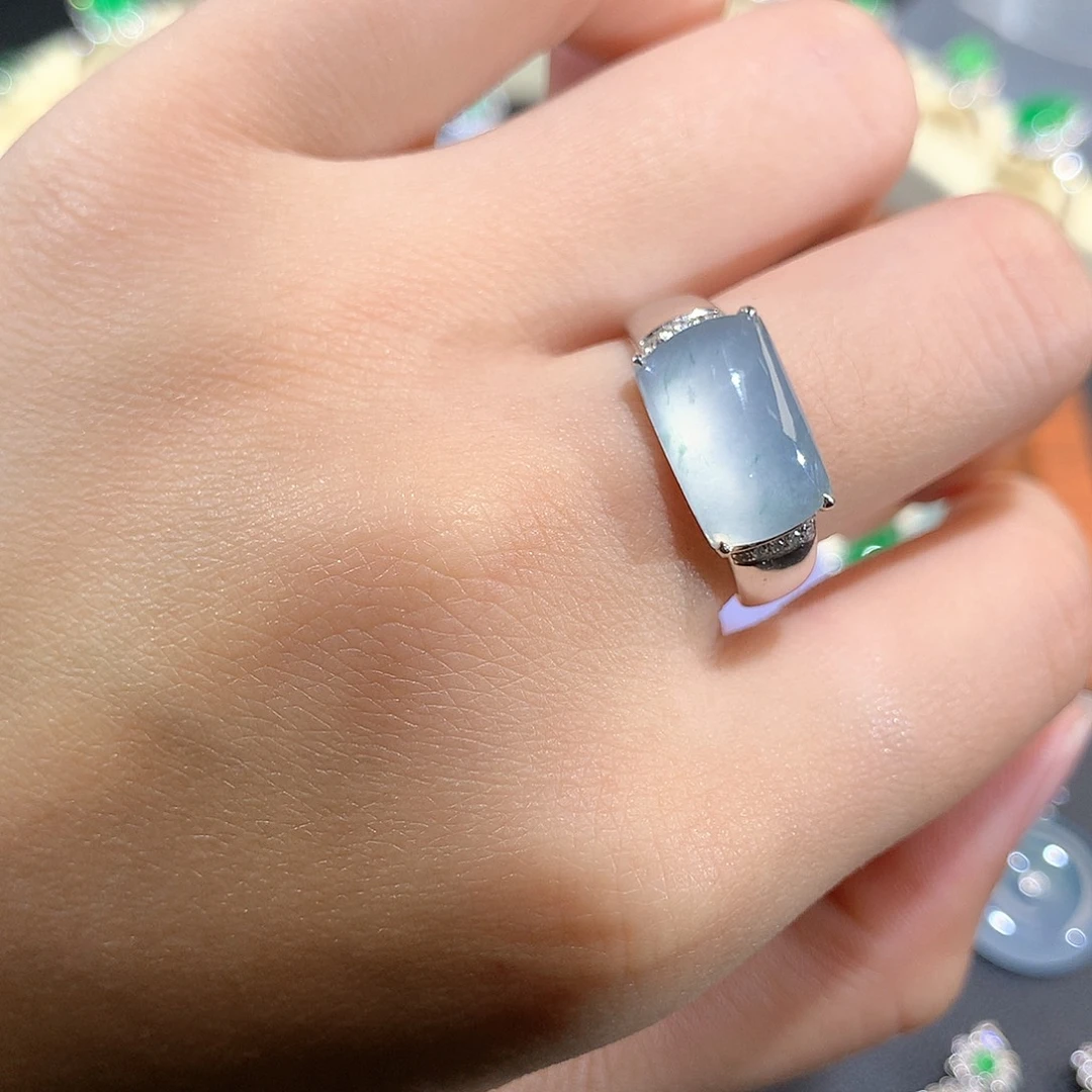 翡翠18K金镶嵌颈饰高冰马鞍戒