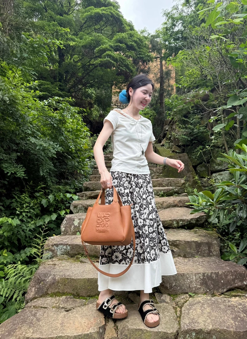 法式气质白色短袖T恤女夏季上衣2025新款高腰碎花半身裙两件套装