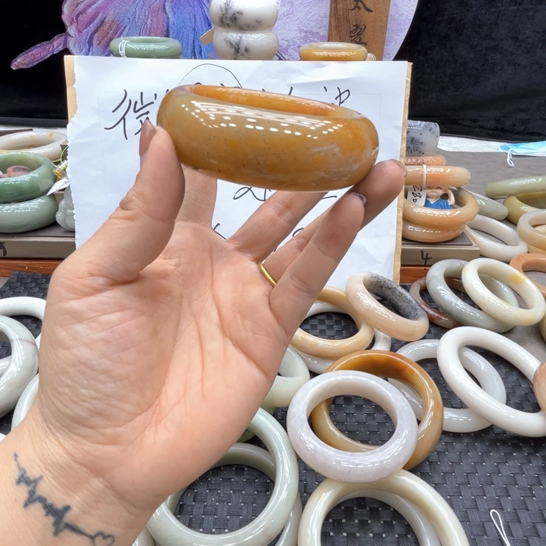 今***胖石英质玉未镶嵌手镯