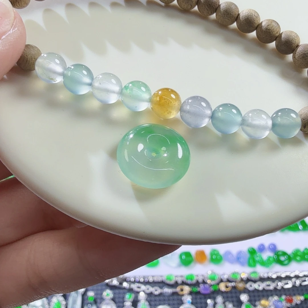 翡翠未镶嵌颈饰一套