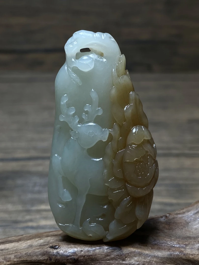 和田且末糖白巧雕《生财有路》吊坠 尺寸：55.4/29.2/12mm 重量：26.5