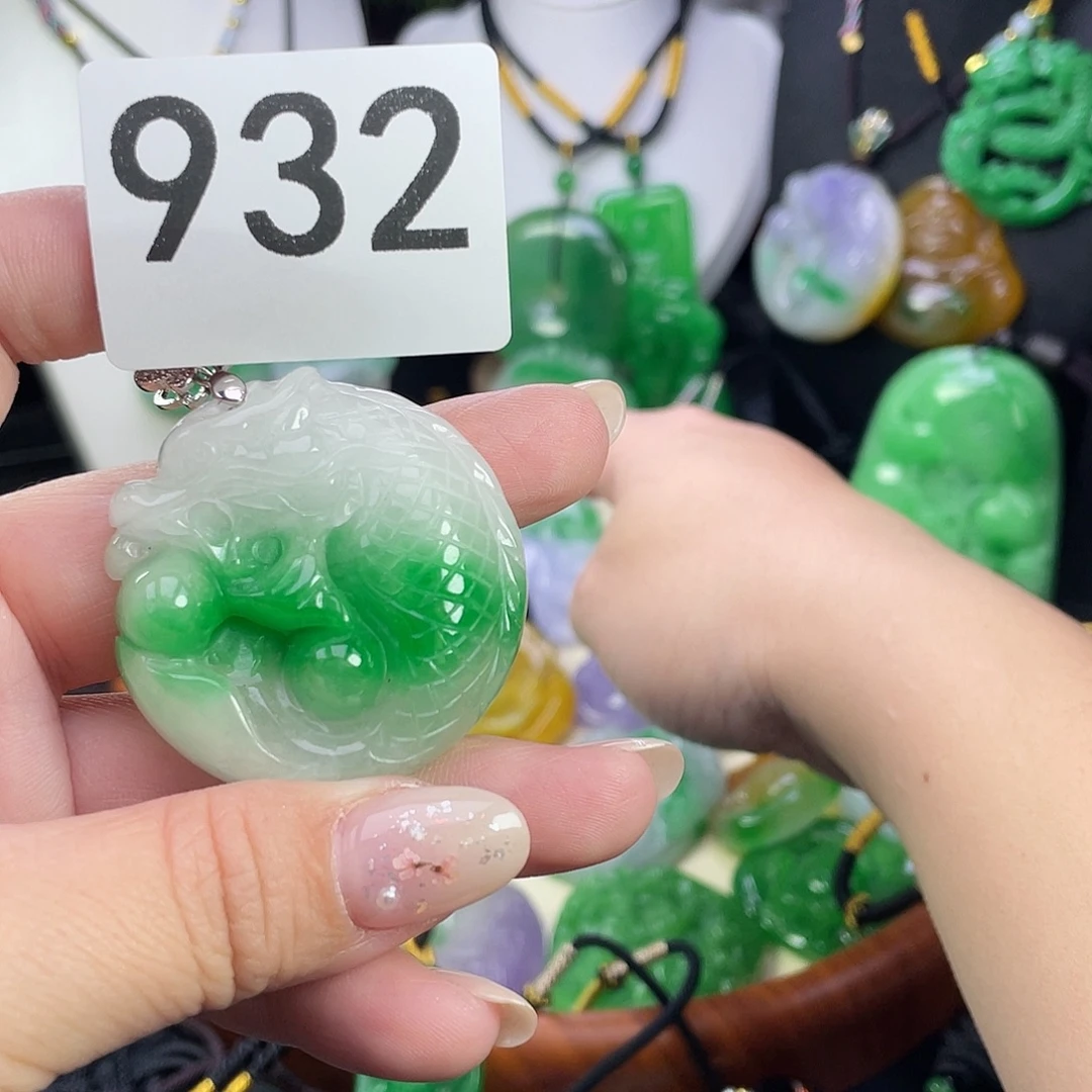 翡翠未镶嵌吊坠(赠链)