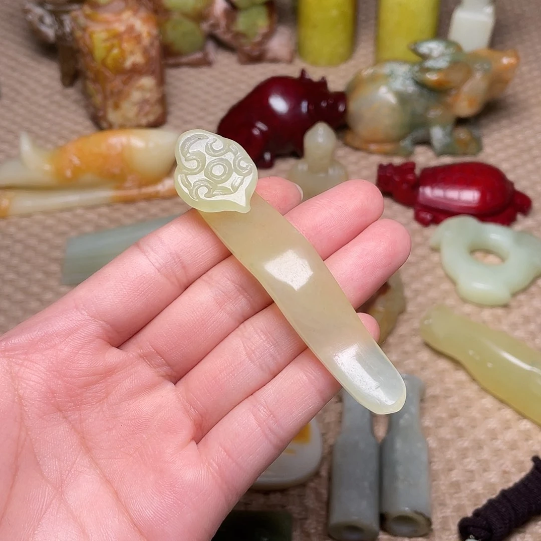 蛇纹石玉未镶嵌颈饰