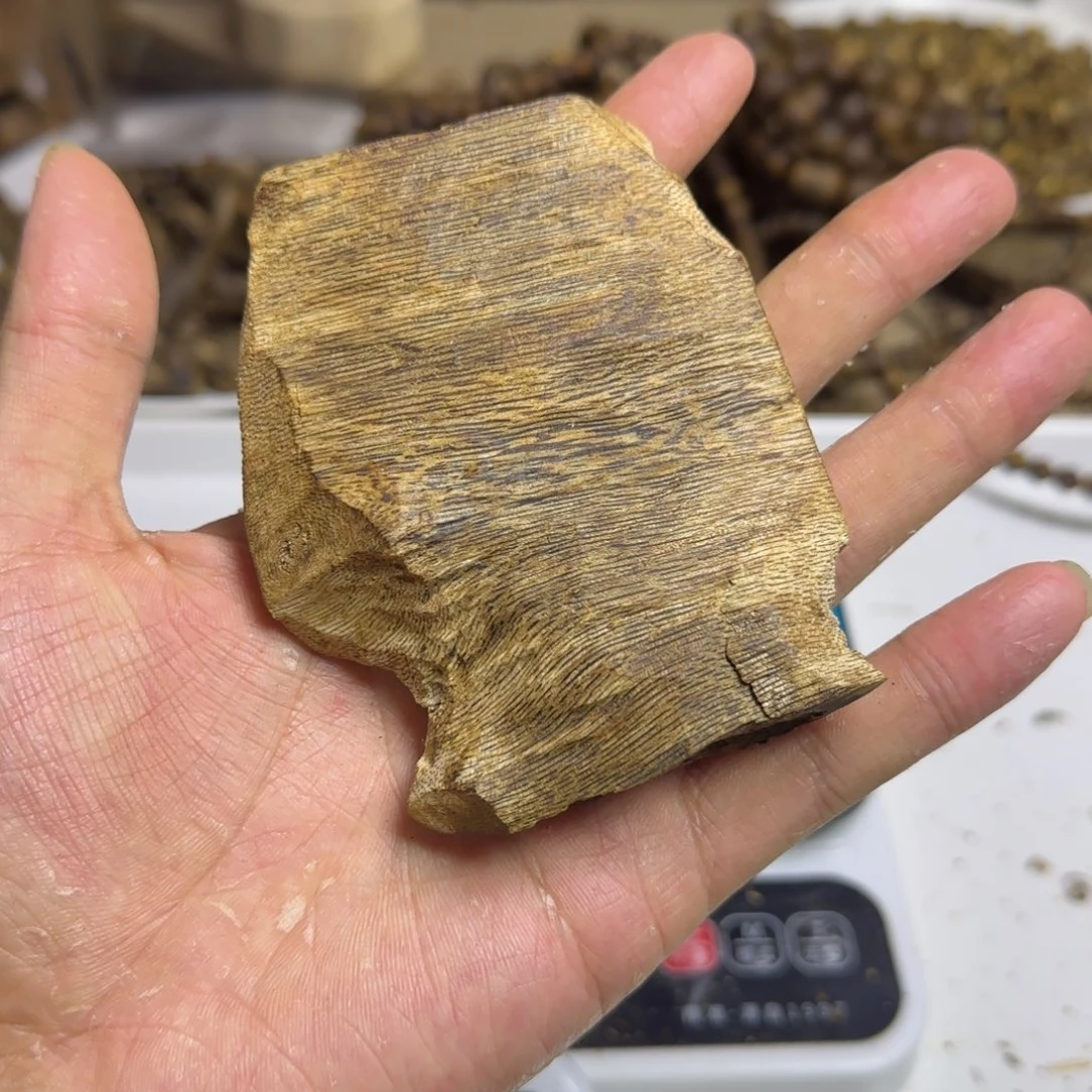 云***儿沉香碎屑沉香绿棋楠原料手把件35克