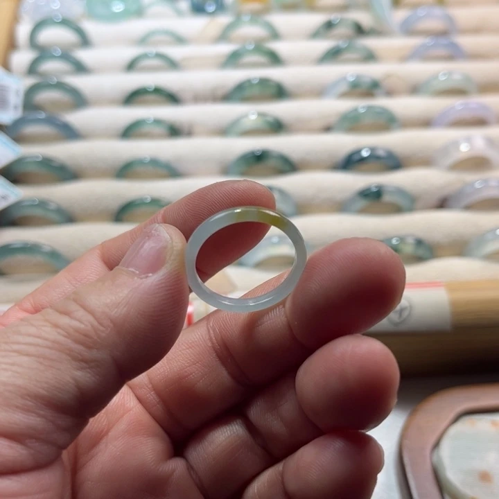 翡翠未镶嵌戒指蓝水