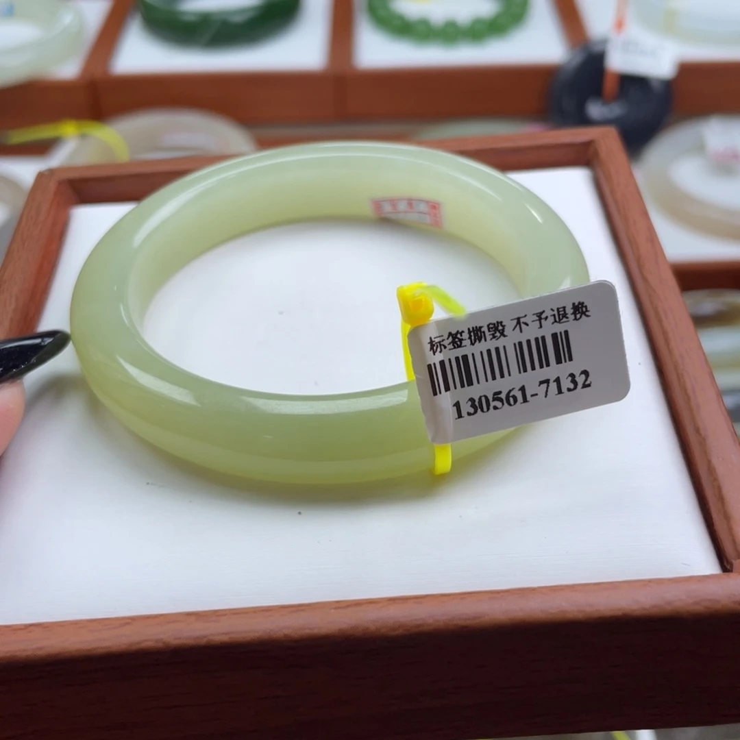 【闪购商品】未镶嵌手镯和田玉56.2 贵妃