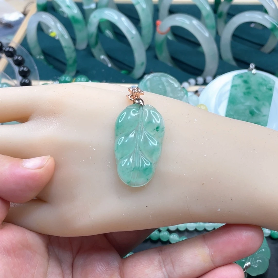 石英质玉未镶嵌颈饰
