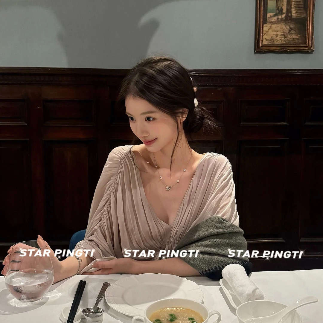 新款V领知性风度假连衣裙高贵气质女款褶皱裙子爆款收腰显瘦长裙