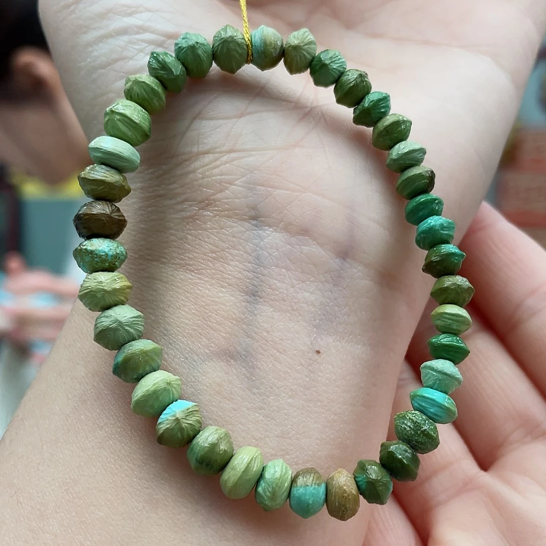 绿松石颈饰未镶嵌