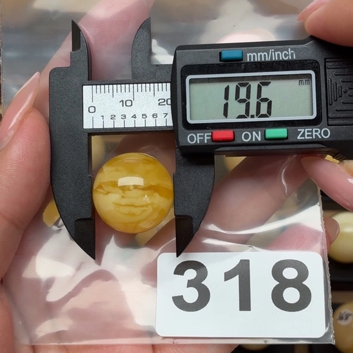 大***安未镶嵌琥珀裸石蜜蜡