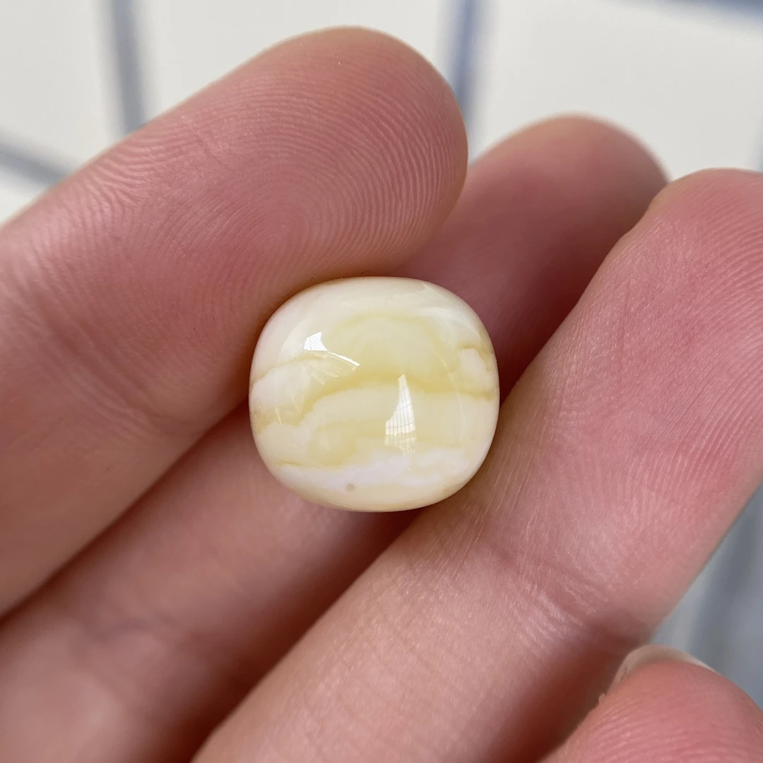 蜜蜡橘黄白千层老型配饰13.5×12.5mm，侧边边丁点植物点忽落不计，